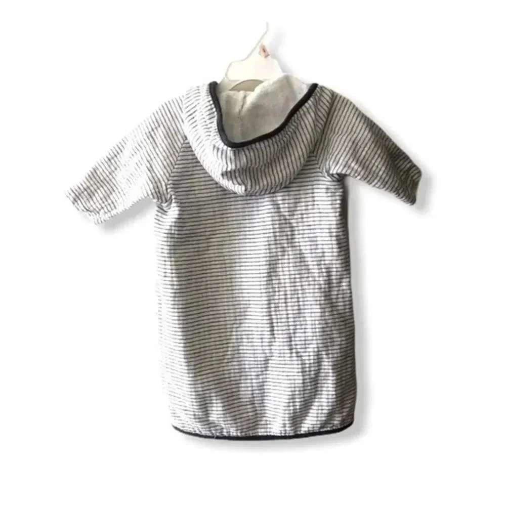 Baby one size hooded bathrobe/swaddle towe…